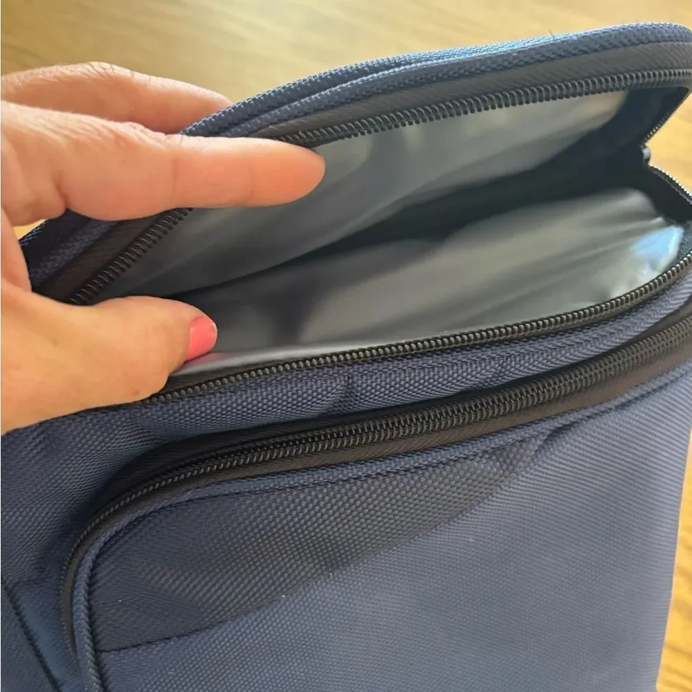 Navy Blue Men's Travel/Toiletry Bag, NWOT